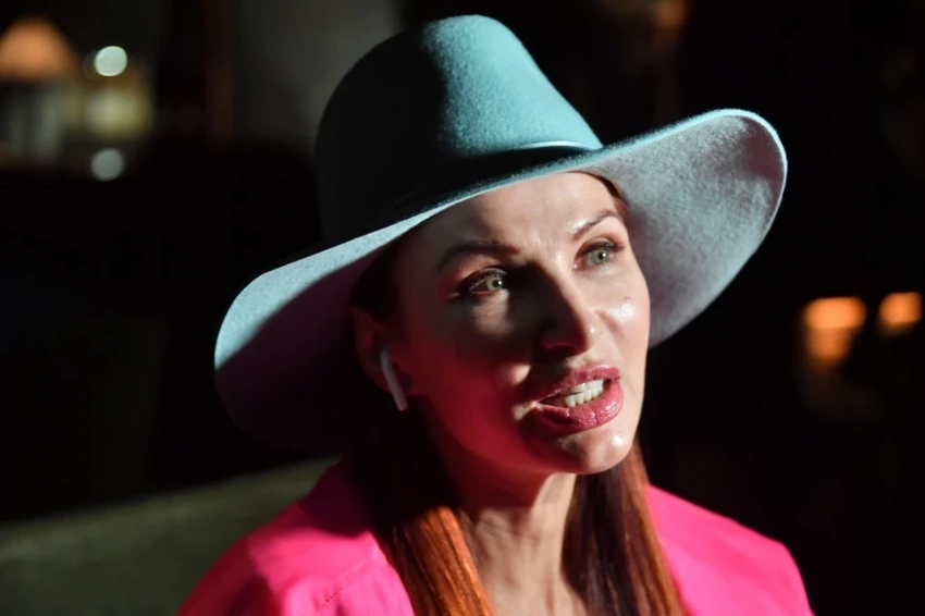 Трудный путь к материнству Эвелины Бледанс: Первого ребенка потеряла, второй остался с отцом, а третий - особенный