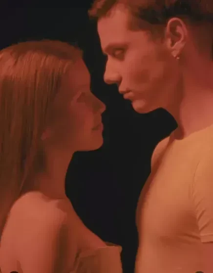 "Не считаю себя подростком из-за того, что я пережила". Анна Пересильд рассказала о разбитом сердце, родителях и своих "взрослых" образах