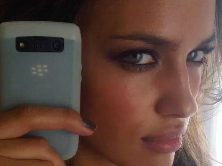 "До появления iPhone". Ирина Шейк опубликовала архивные семейные фото