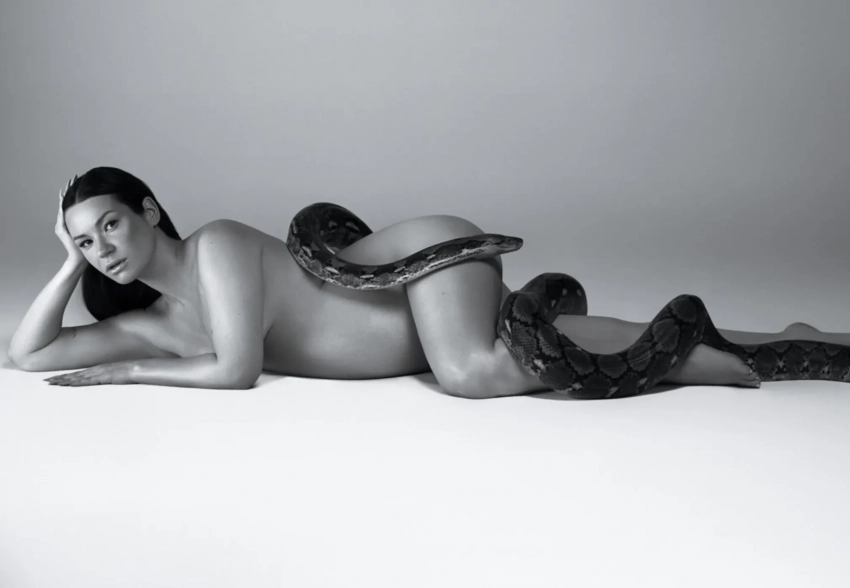 Беременная Ида Галич снялась обнажённой со змеёй