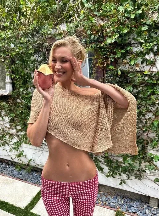 Белла Хадид снялась для рекламы своего бренда в полупрозрачной накидке без белья