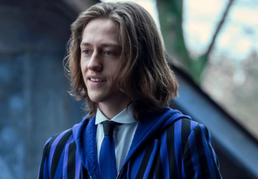 Перси Хайнс Уайт, которого обвинили в домогательствах и отстранили от съёмок в сериале "Уэнсдэй", теперь работает в баре