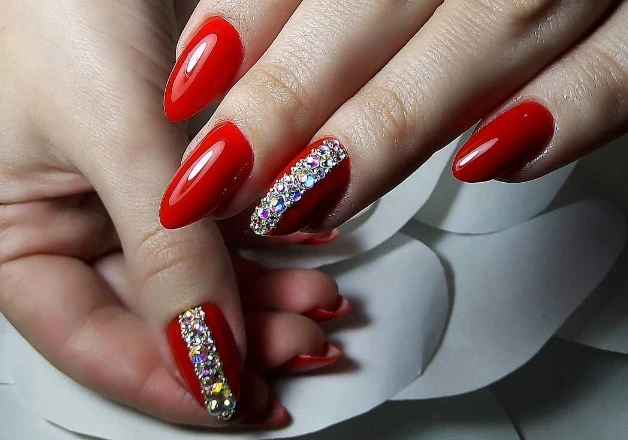 Новый Год в алых тонах: топ-5 стильных нейл-образов для праздника