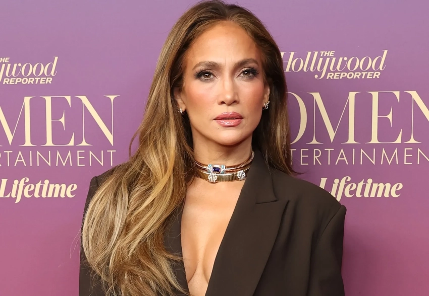 Гвинет Пэлтроу с мужем, Дакота Джонсон, Дженнифер Лопес (с декольте) и дочь Мэрил Стрип на гала-вечере The Hollywood Reporter