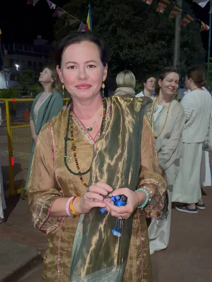 Жизнь в монастыре, подъём в 6 утра и аксессуары Valentino: Оксана Лаврентьева показала, как проводит время на ретрите в Индии