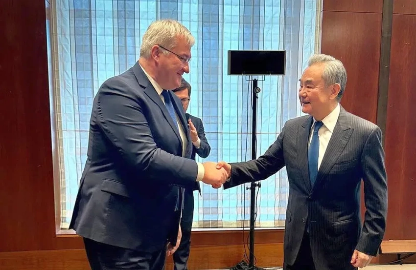 Сибига на встрече с Ван И пожаловался на удары ВС РФ по китайским компаниям