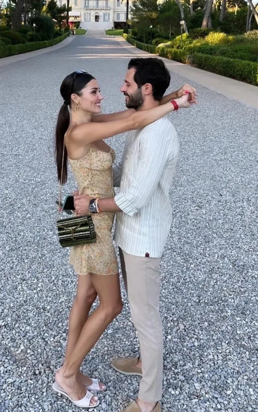 Прокуратура Стамбула выдала ордер на арест звезды сериала "Постучись в мою дверь" Ханде Эрчел